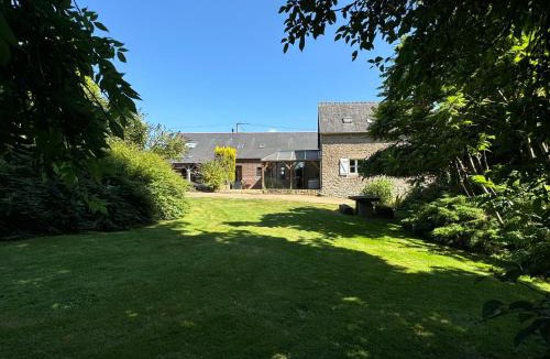 La Chapelle-Saint-Aubert House | Grand gîte la Maison d'Amélie