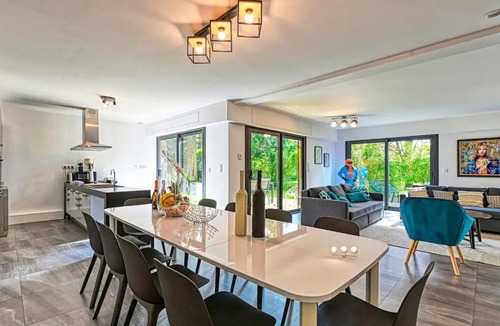 Marcq-en-Baroeul House | Grand gîte moderne à Marcq-en-Barœul, proche Lille, jardin, animaux acceptés - FR-1-510-227