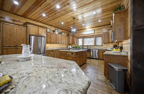 Broken Bow Cabin | Grand Getaway- 3 Stories|6,400sqft|Hot Tub|FirePit