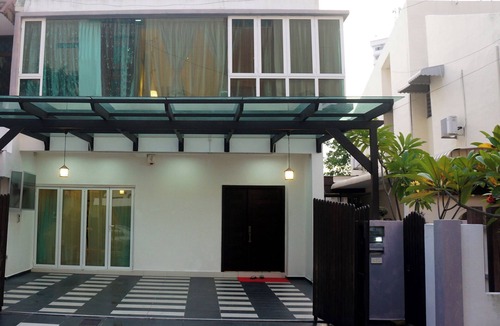 Downtown George Town House | Grand King - Attached Bathroom