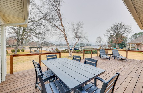 Lake Hamilton House | Grand Lakefront Home in Hot Springs w/Boat Dock!