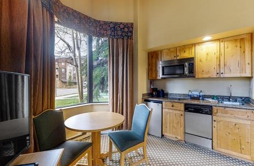 Mount Crested Butte Hotel | Grand Lodge #151