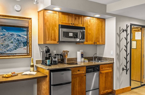Mount Crested Butte Condo | Grand Lodge Studio 412 — Ski-In/Out Mt CB, Hot Tub & Pool