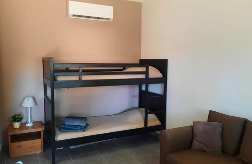 Uchaux Apartment | Grand Logement Cosy au Calme Avec Accès Piscine
