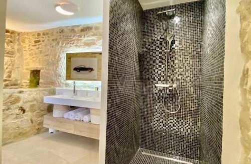 Martignargues House | Grand Luxe SENSATION Suite with private Jacuzzi