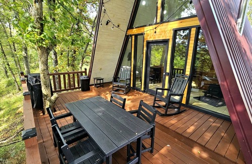 Rock Island Cabin | Grand Magnolia Guest House Cabin