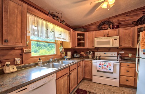 Maggie Valley Cabin | Grand Mountain Views, Easy Access, Spacious, immaculate! Reserve for all Seasons