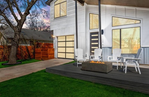 East Cesar Chavez House | Grand Oasis At E Austin With Pool