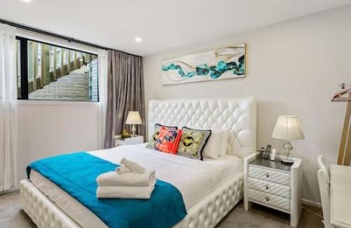 Fairview Heights House | Grand Retreat with spa pool and parking