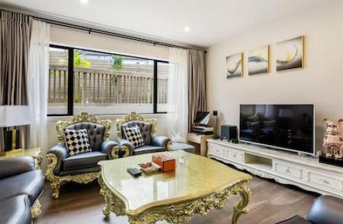 Fairview Heights House | Grand Retreat with spa pool and parking