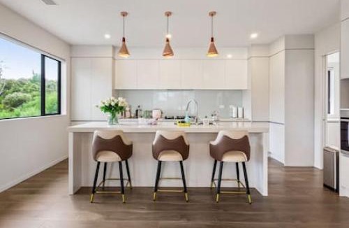 Fairview Heights House | Grand Retreat with spa pool and parking