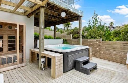 Fairview Heights House | Grand Retreat with spa pool and parking