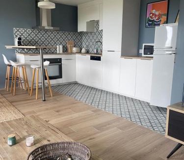 Blonville-sur-Mer Apartment | Grand rez de jardin-terrasse avec vue sur la mer - 2 chambres