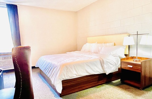 Winnipeg Hotel | Grand Royal Legacy