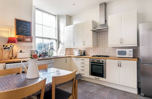 Bonnington Apartment | GRAND & SPACIOUS CENTRAL APT WITH WIFI