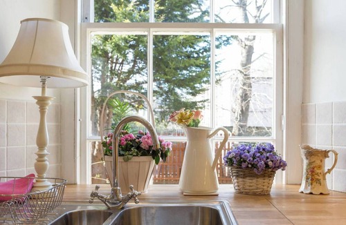 Bonnington Apartment | GRAND & SPACIOUS CENTRAL APT WITH WIFI