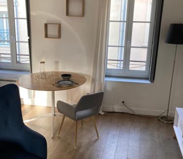 Saint-Germain-en-Laye Apartment | Grand Studio cosy au cœur de saint germain en laye - RER À à pied