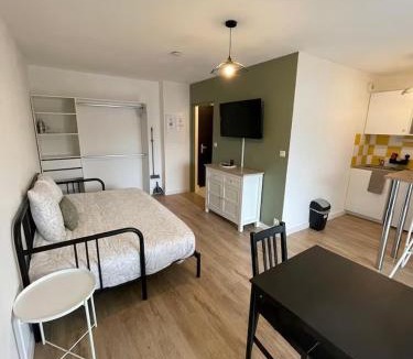 Saint - Martin - du - Touch Apartment | Grand studio 34m2 - Parking & Fibre - Proche Airbus