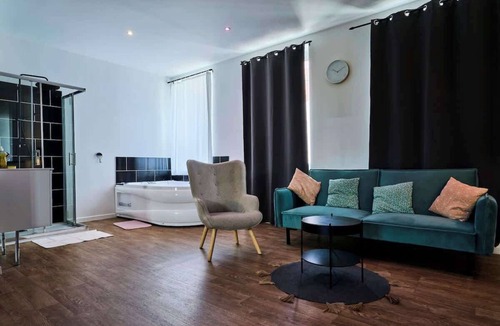 Tourcoing Apartment | Grand studio avec Balnéo, proche gare