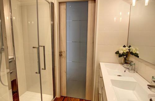 Cannes City Centre Apartment | Grand studio cabine à côté des plages NER634