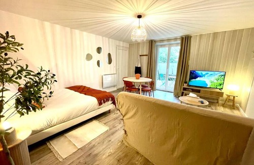 Oyonnax Apartment | Grand Studio Chez Soi - Queen size bed - Terrasse