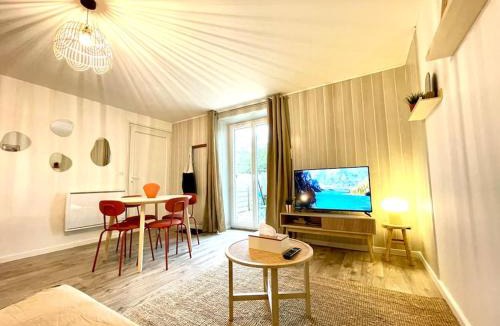 Oyonnax Apartment | Grand Studio Chez Soi - Queen size bed - Terrasse