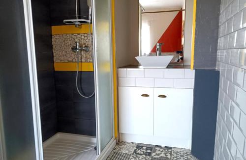 Saint-Ambroix Apartment | Grand studio climatisé proche du centre mais au calme