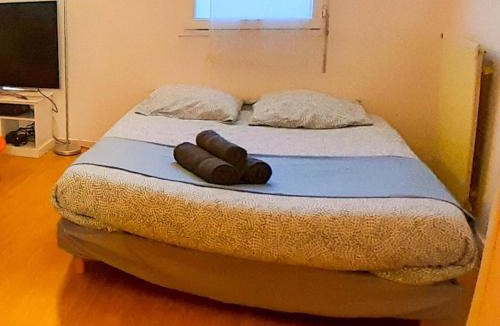 Sartrouville Apartment | Grand T1 proche RER A, Vrai lit, Cuisine séparée, RDC