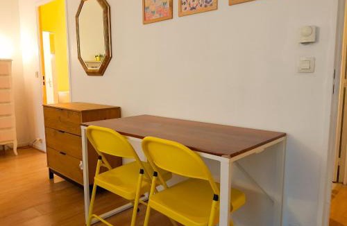 Sartrouville Apartment | Grand T1 proche RER A, Vrai lit, Cuisine séparée, RDC