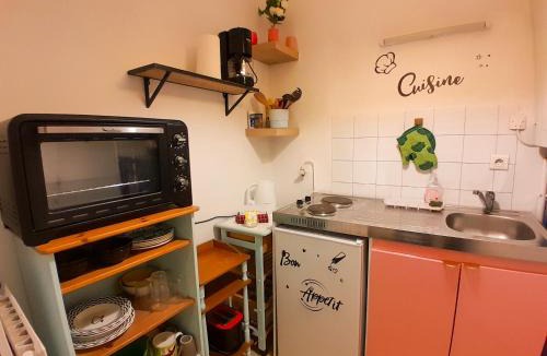 Sartrouville Apartment | Grand T1 proche RER A, Vrai lit, Cuisine séparée, RDC
