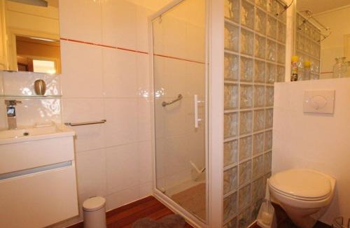 Bagneres-de-Luchon Apartment | Grand T2 Ensoleillé à Luchon, Face aux Thermes, pour 4 Pers., Proche Télécabine - FR-1-313-165