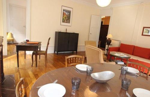 Bagneres-de-Luchon Apartment | Grand T2 Ensoleillé à Luchon, Face aux Thermes, pour 4 Pers., Proche Télécabine - FR-1-313-165