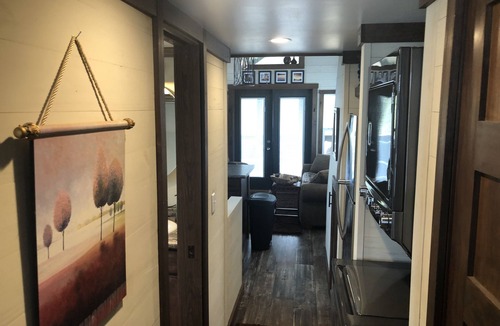 Morganton RV Rental | GRAND Tiny Home minutes to BLUE RIDGE. Yes to PETS!