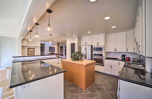 Tulsa House | Grand Tulsa Getaway with Private Pond, Dock & Deck