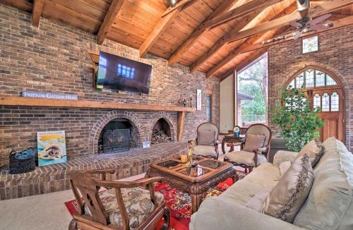 Valrico House | Grand Valrico Home w/Deck, Fire Pit & Yard!