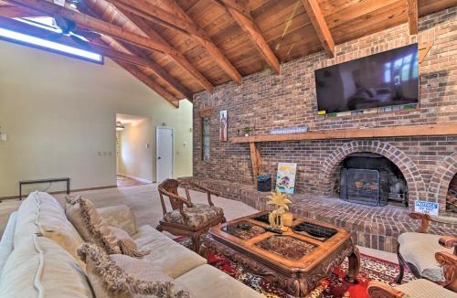 Valrico House | Grand Valrico Home w/Deck, Fire Pit & Yard!