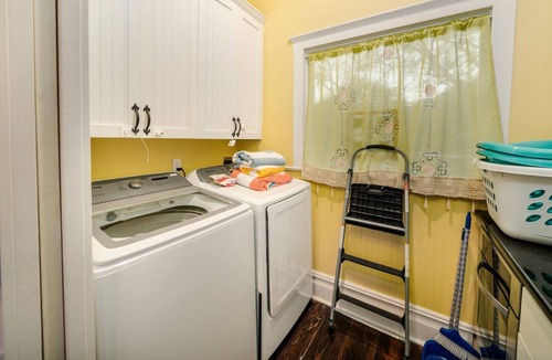 Gonzales House | GRAND VICTORIAN -STEP BACK IN TIME!!!