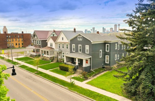 Downtown Niagara Falls Apartment | Grand View, walk to the Falls, Casino and Attractions