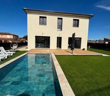 Violes Apartment | Grand villa de luxe avec piscine