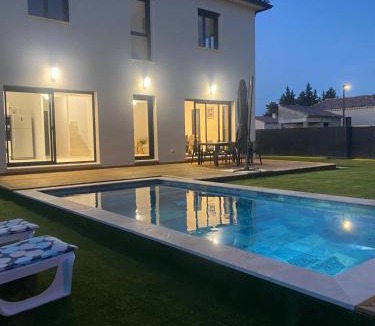 Violes Apartment | Grand villa de luxe avec piscine