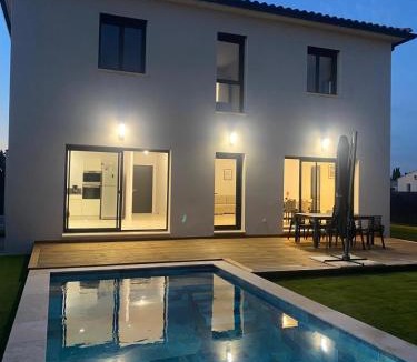 Violes Apartment | Grand villa de luxe avec piscine