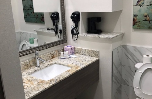 Humble Hotel | Grand Villa Inn & Suites - Humble