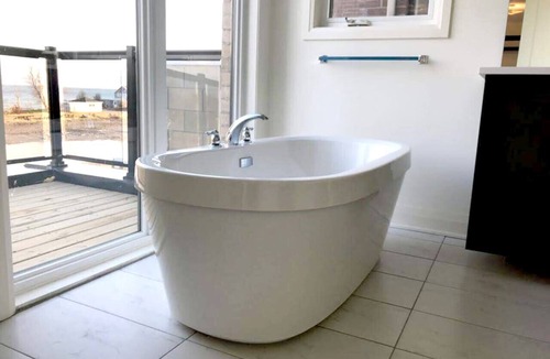 Bowmanville Villa | Grand Waterfront Retreat – Under 1hr from Toronto