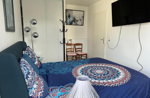 Universite House | Grande chambre 14 m2 avec salle de bain privative à Nanterre Préfecture proche La Défense Aréna Campus SNCF et Paris