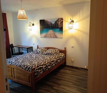 Lassigny House | Grande Chambre Cosy avec Salle de Bain Privative