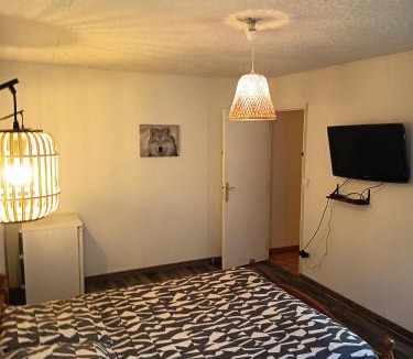 Lassigny House | Grande Chambre Cosy avec Salle de Bain Privative