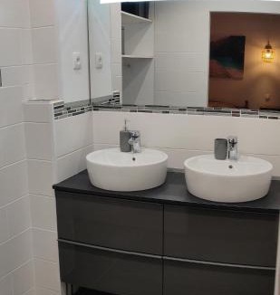 Lassigny House | Grande Chambre Cosy avec Salle de Bain Privative