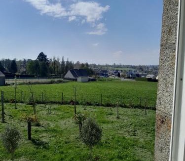 Sainte-Cecile Bed & Breakfast | Grande chambre lumineuse