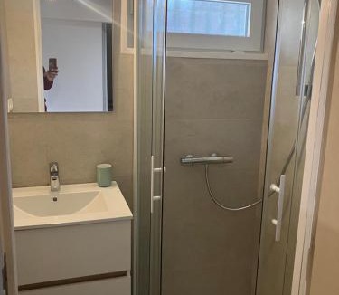 Belle-Beille House | Grande chambre, Sdb partagée