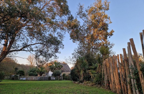 Saint-Lyphard Villa | Grande Chaumière sur un Parc Clos et Arboré de 6000 m2 Avec Piscine Chauffée